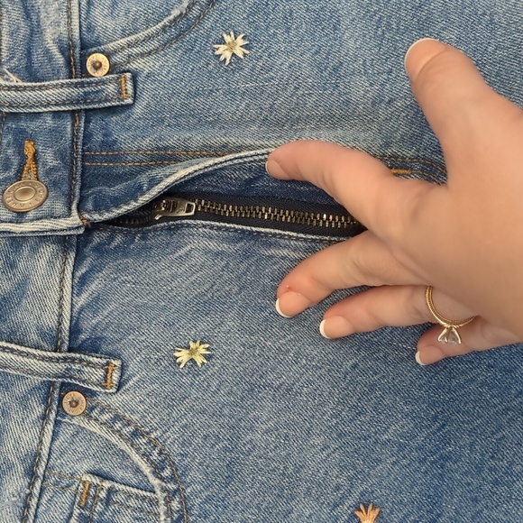 American Eagle bue floral embroidered high rise denim cut off mom shorts - Picture 3 of 11